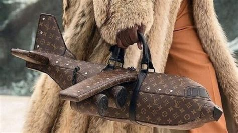 borsa louis vuitton a forma di aereo|Louis Vuitton, tutti pazzi per la nuova borsa formato aereo: costa .